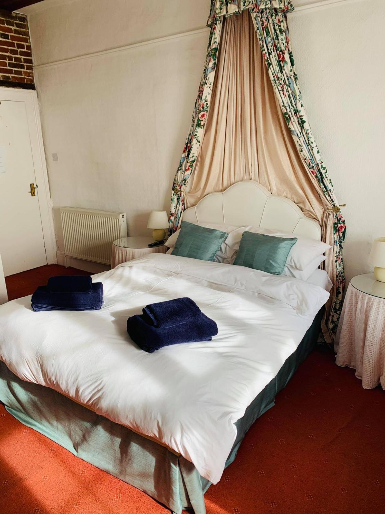 Ye Olde White Harte Hotel Burnham-on-Crouch Номер фото
